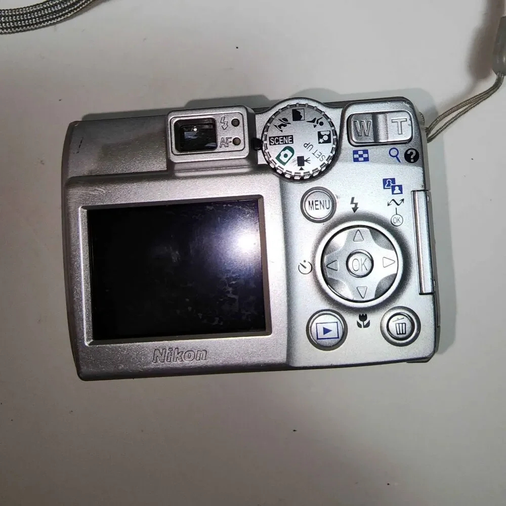Nikon COOLPIX 5600 5.1MP Digital Camera - Silver (read)